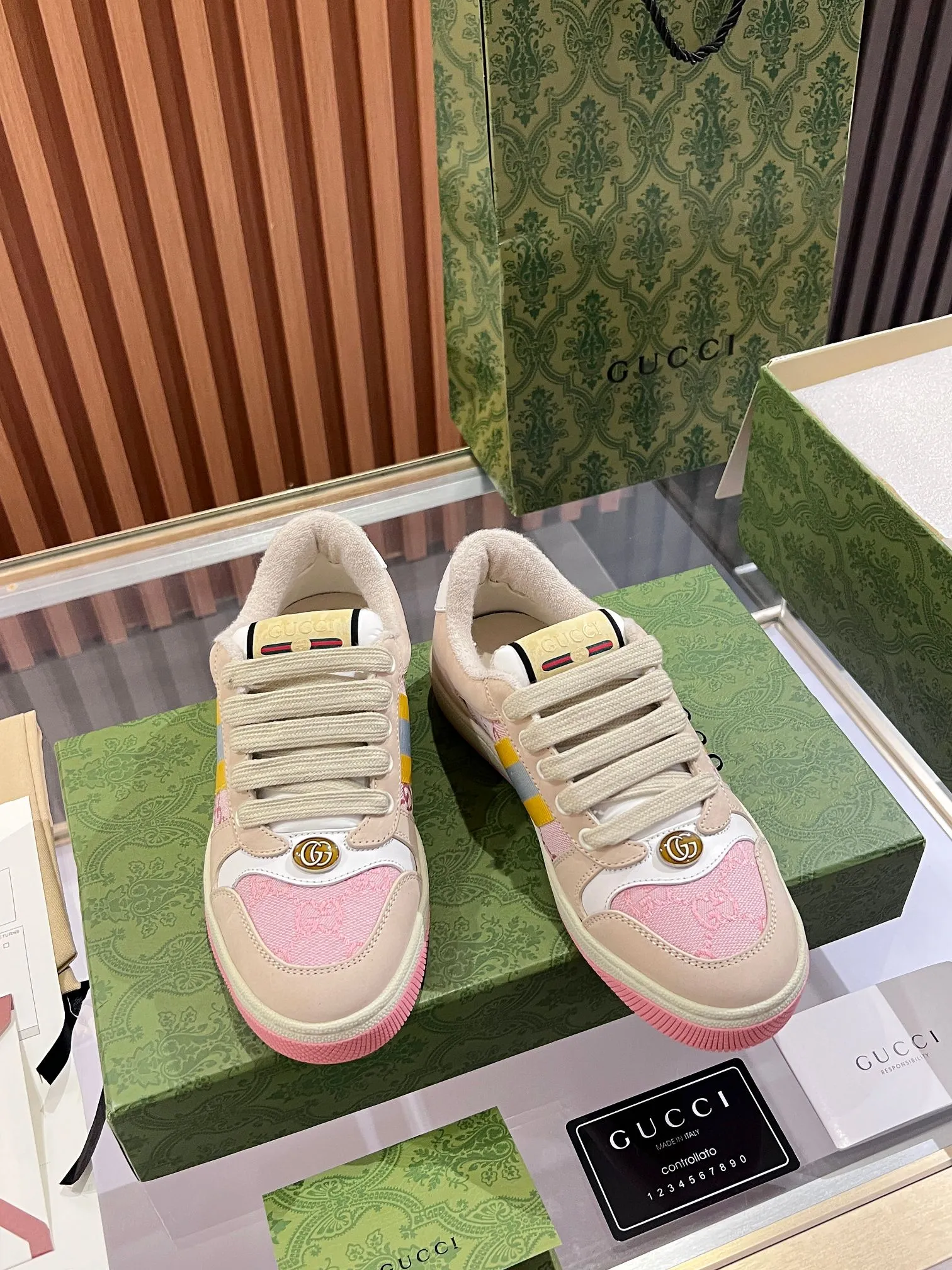 👟👟Ex-factory price 540👟👟 ⚡️Gucci Dirty Shoes Top factory quality, impeccable at the counter, the comfort is incredible. Retro distressed elements, washed retro logo on the tongue, metal double LOGO, 99% recognizable, full of Gucci elements; terry cloth lining, cowhide foot pads and 3mm latex are much more comfortable than real leather shoes. Environmentally friendly TPU wear-resistant outsole, soft and elastic. The inside of the tongue is made of imported elastic bands, which have great tension and won't strangle your feet. I don't develop the shoes without the original version. Only by getting the original version can the shoes be accurate and beat the market version instantly. Every stitch and every stitch is very tight and full. The debugging process is the most painstaking and requires no less than a hundred modifications before it is adjusted to the perfect state so that it can be worn comfortably by all foot types! Size 35-40 women’s model)